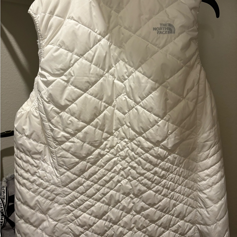 Brand New North Face Vest with two North Face Hats!!๐ค๐ค - Picture 4 of 12